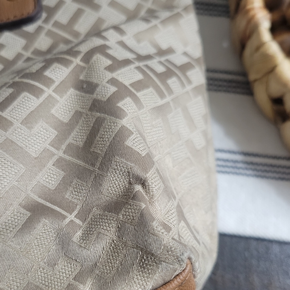 Tommy Hilfiger Large Logo Purse Beige Gold Accents Tote Handbag. - Picture 8 of 10